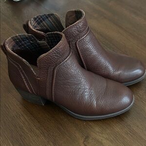 Cobb Hill by Rockport Anisa V-cut Burgundy Leather Bootie Sz 7.5